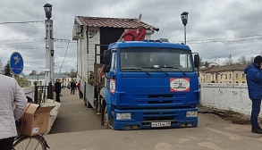 В Торжке грузовик продавил пешеходный мост в центре города