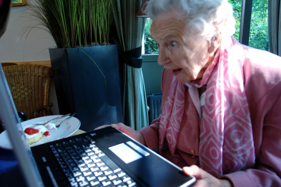 В скромно обставленном кабинете сидел пожилой человек. Бабка за компьютером. Пенсионерка в интернете. Бабушка и компьютер. Старики в интернете.