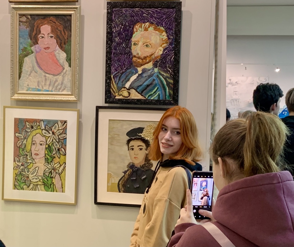В Твери дети представили портреты по мотивам картин Ван Гога, Мухи, Климта и Модильяни 