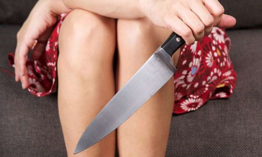 В Твери 30-летняя женщина пырнула отчима ножом в живот 