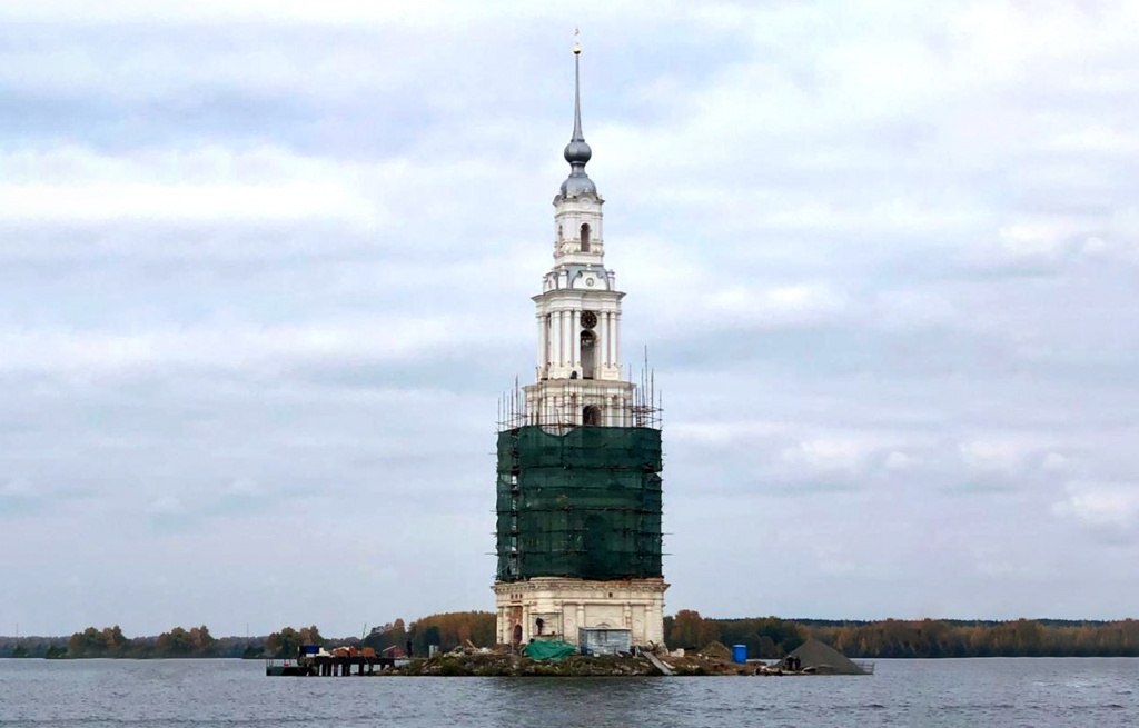 В Тверской области затопленную колокольню в Калязине почти отреставрировали