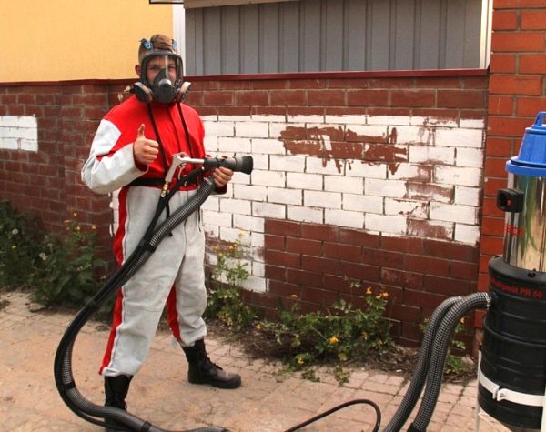 В Твери очищают стены домов от граффити и рекламы-600x475.jpg