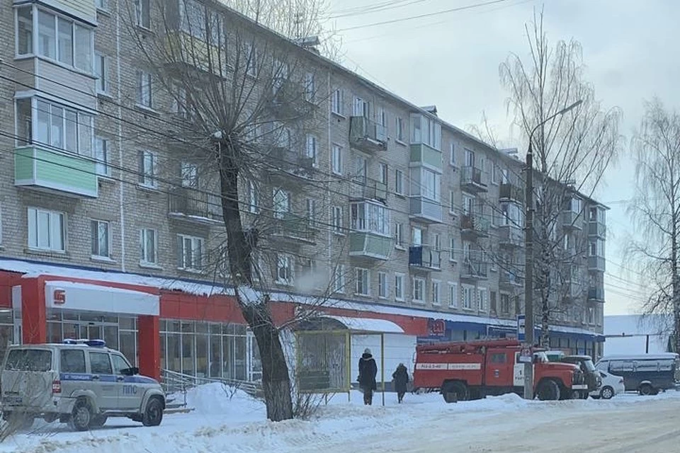 В Тверской области мужчина с ребёнком сиганул из окна третьего этажа