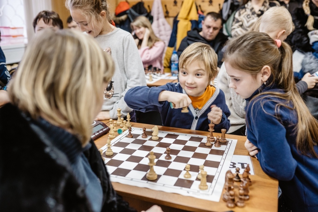 В Твери в центре «Блиц» СШОР «Лидер» дети изучают шахматы