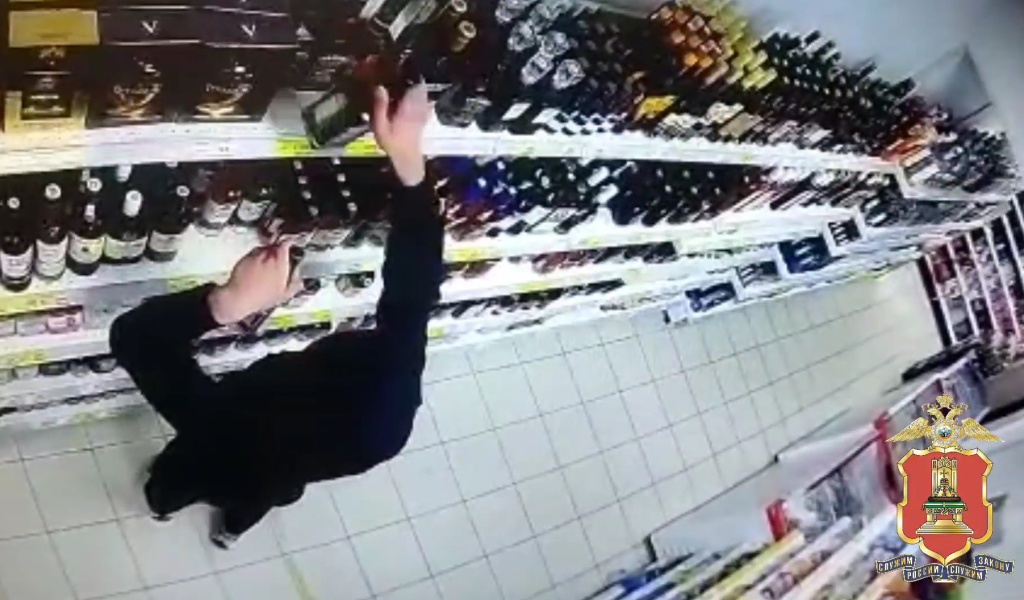 В Тверской области парень вынес в штанах продукты и алкоголь из магазинов на 12 тыс
