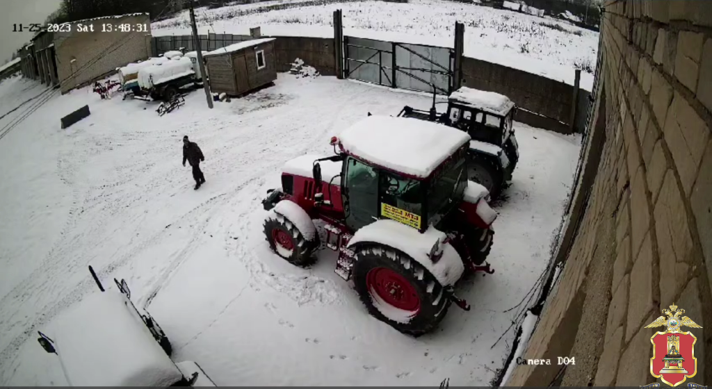 Под Торжком в Тверской области местный житель пытался угнать трактор