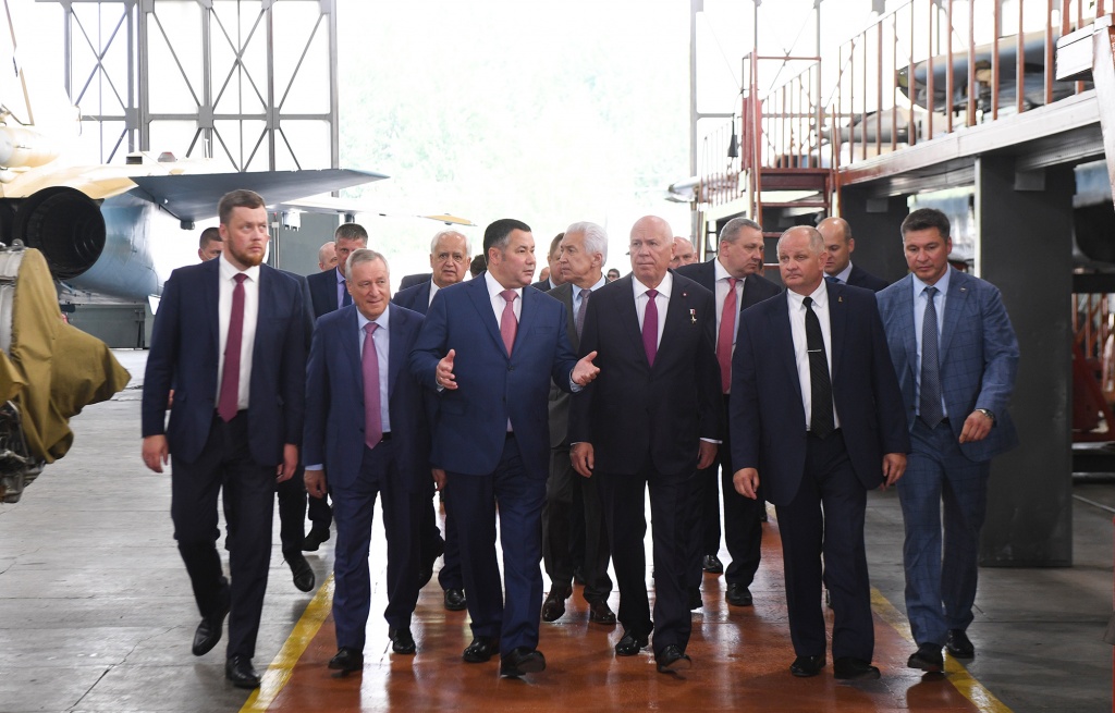 Губернатор Игорь Руденя поздравил ремонтный авиазавод во Ржеве с 80-летием