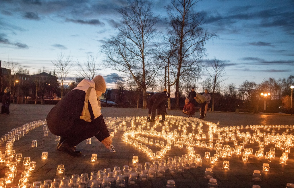 В Твери горожане зажгли свечи и возлагали цветы в память жертв трагедии в «Крокус Сити Холле»