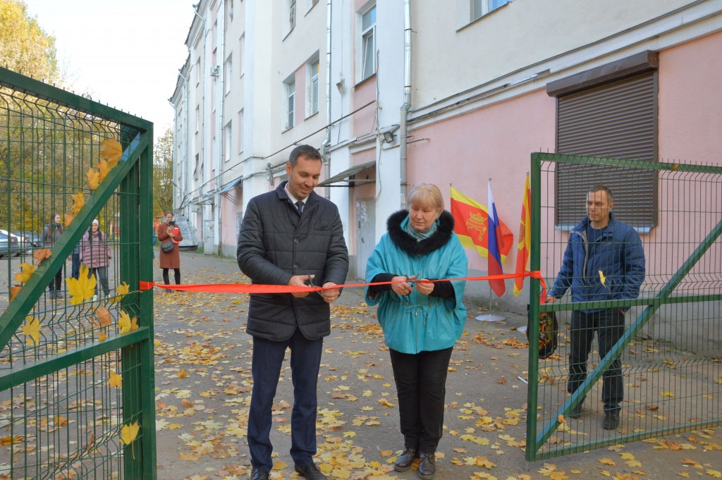 В Твери торжественно открыли новые ворота у дома №5 на улице Кирова