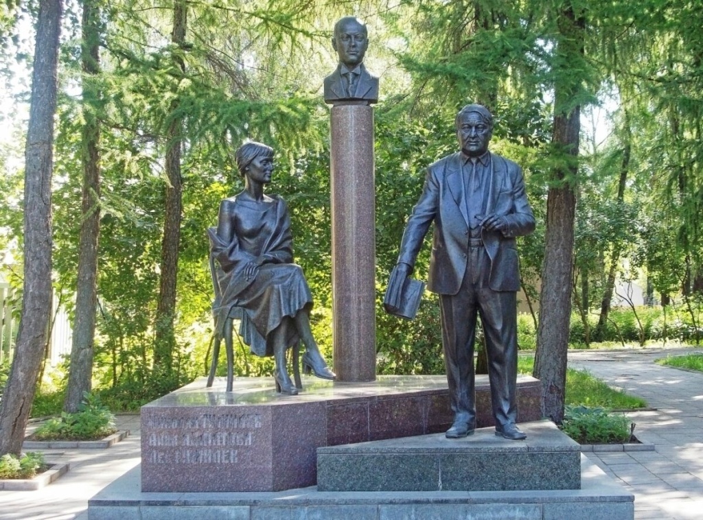 Памятник Ахматовой и Гумилевым в Бежецке