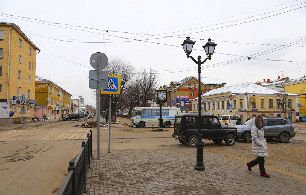  Часы на пересечении бульвара Радищева и улицы Трёхсвятской