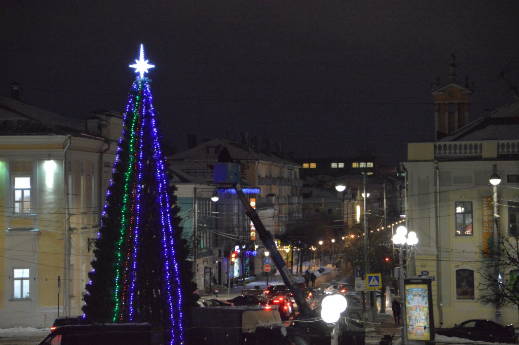 В Твери на площади Ленина установили первую в городе новогоднюю ель