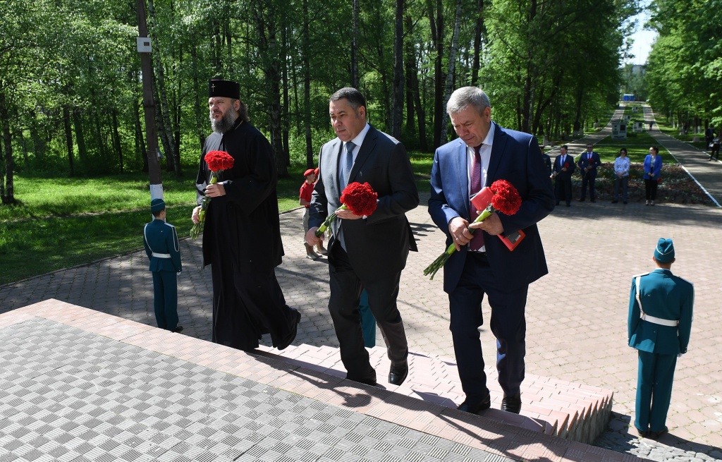Губернатор Тверской области возложил цветы к калязинскому Обелиску