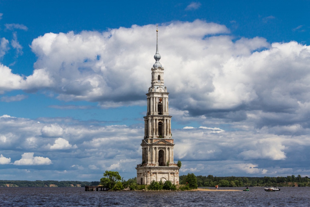 В Тверской области на Калязинскую колокольню вернулся обновленный крест
