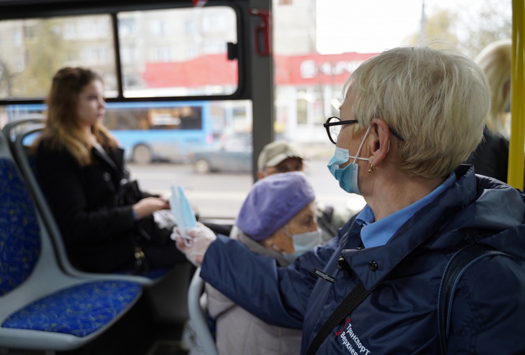 В Твери в синих автобусах раздали 16 тысяч масок