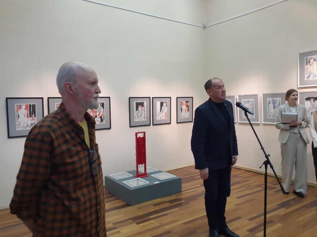 Депутат Законодательного собрания Артур Бабушкин поздравляет художника Игоря Гусева с открытием выставки