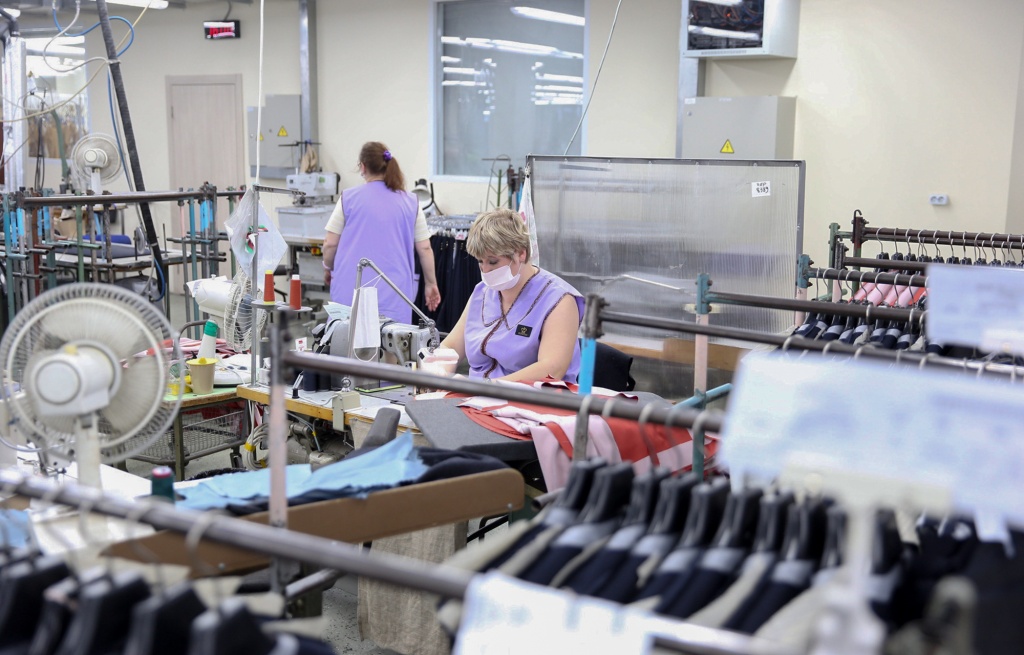 На Тверской швейной фабрике от ковида привились более 80% сотрудников