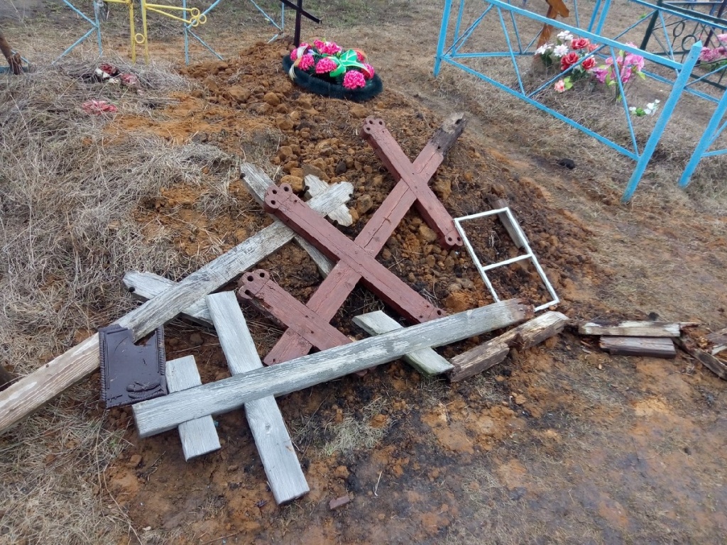 В Тверской области мужчина осквернил могилу знакомой из-за долга