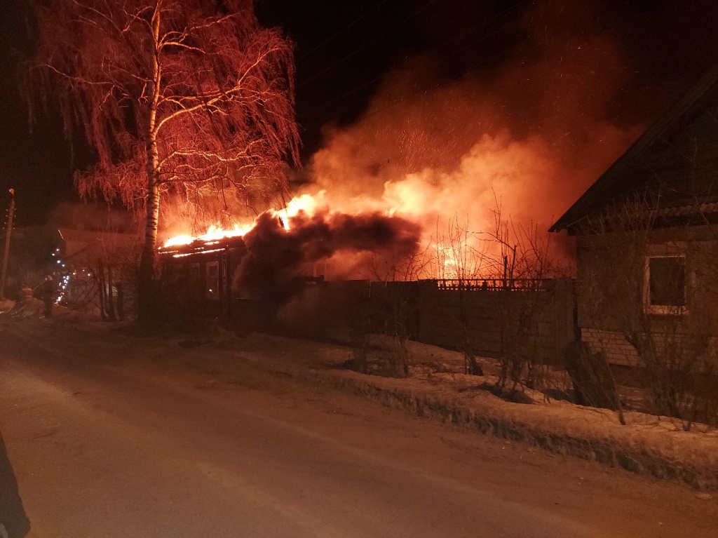 В Тверской области таксист с пассажиром вытащили пьяного хозяина из горящего дома