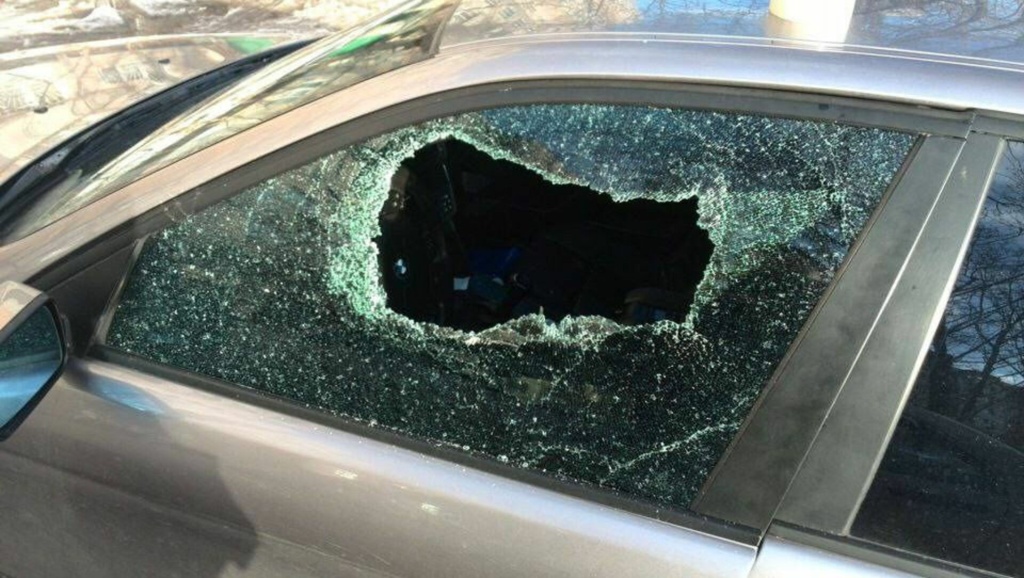 В Твери полиция расследует уголовное дело об умышленном повреждении чужого автомобиля