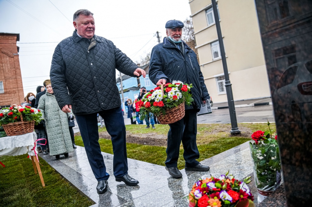 Участники церемонии открытия возложили цветы к памятнику Ефрему Зверькову