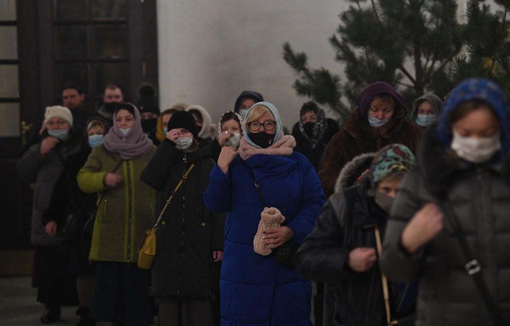 В Тверской области на Крещение люди молятся и окунаются в прорубь