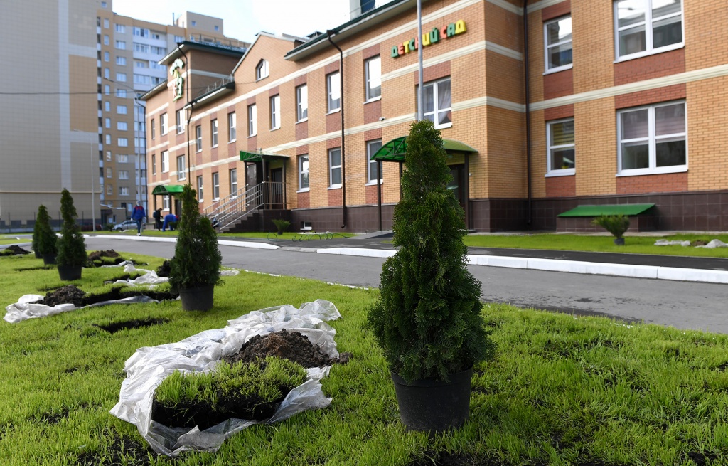 В Твери губернатор Игорь Руденя посадил деревья у нового детского сада 