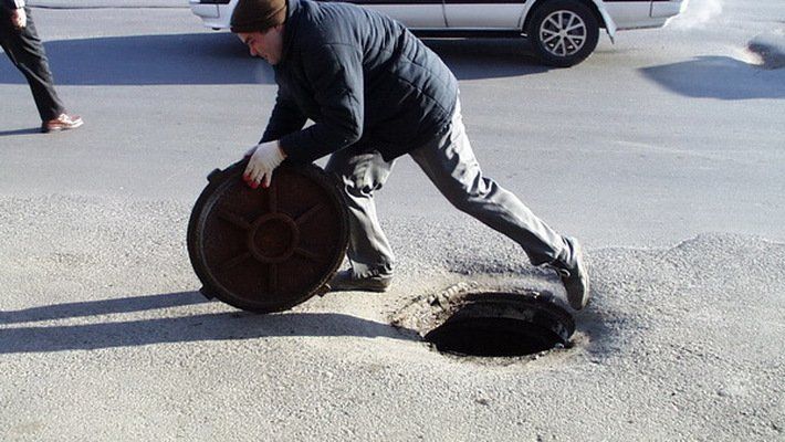 В Тверской области парочка оставила без канализационных люков всю улицу 