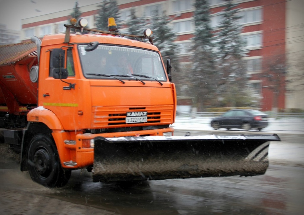 В Тверской области 241 снегоуборочная машина расчищает дороги