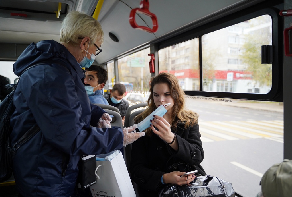 В Твери в синих автобусах раздали 16 тысяч масок