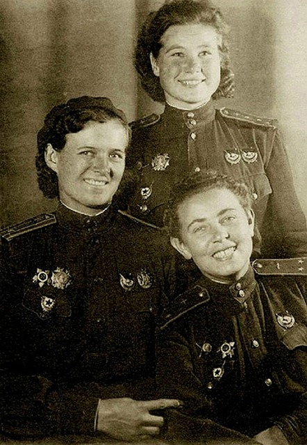 Командир 46-го полка Евдокия Бершанская, капитан Мария Смирнова (стоит) и штурман звена Полина Гельман на Международном Конгрессе в Москве, август 1944 год