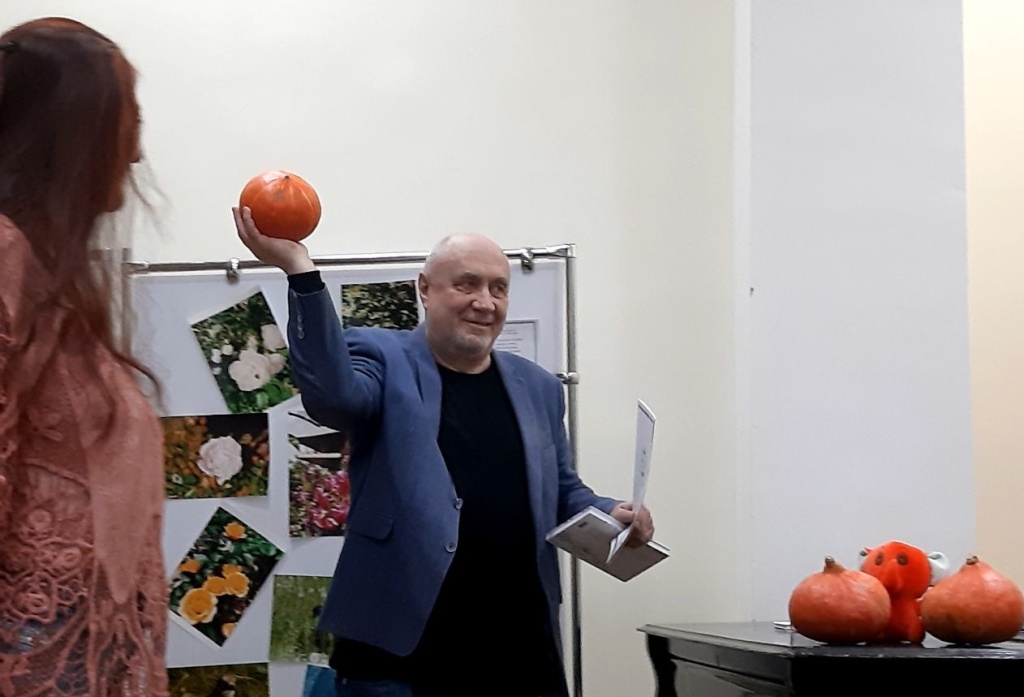 Евгений Новиков получает свою заслуженную Золотую тыкву