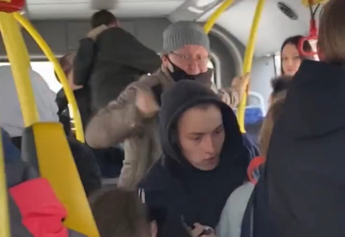 В Твери в синем автобусе произошла драка из-за маски 
