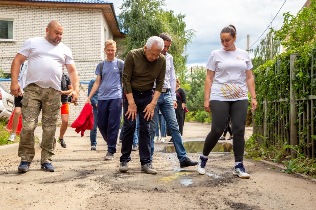 В Твери добровольцы дешево и быстро заделывают ямы на дорогах