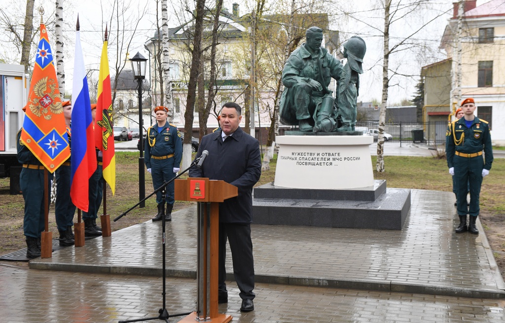 Губернатор Тверской области возложил цветы к памятнику спасателям