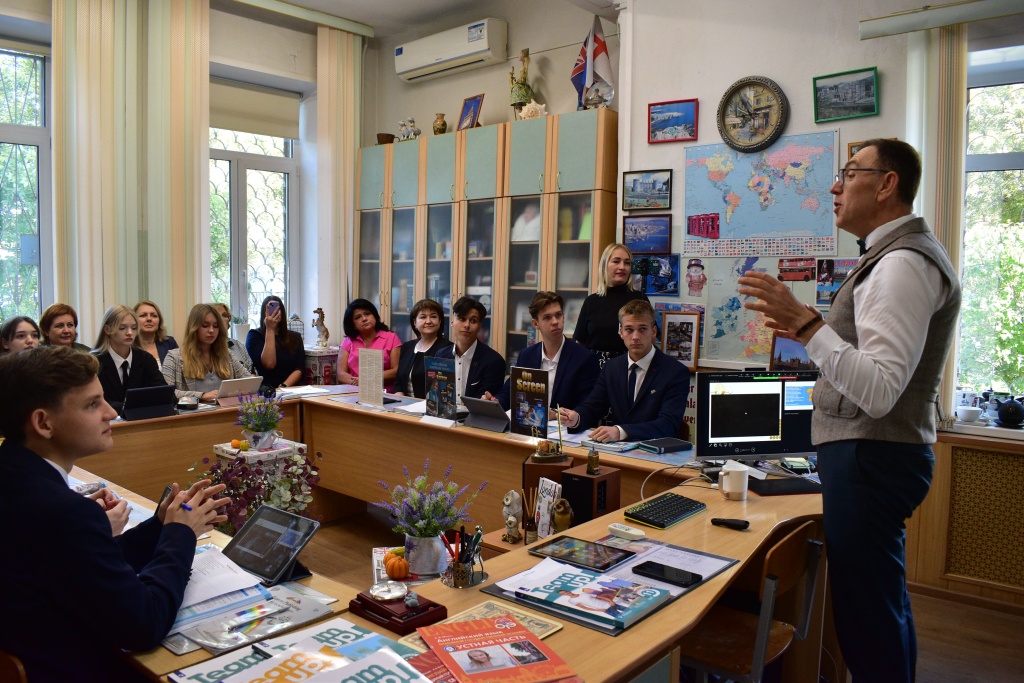 В Твери народный учитель РФ Андрей Мишин провёл первый «Урок от мастера»