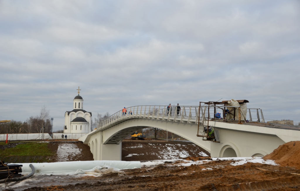 В Твери почти закончили строительство нового пешеходного моста