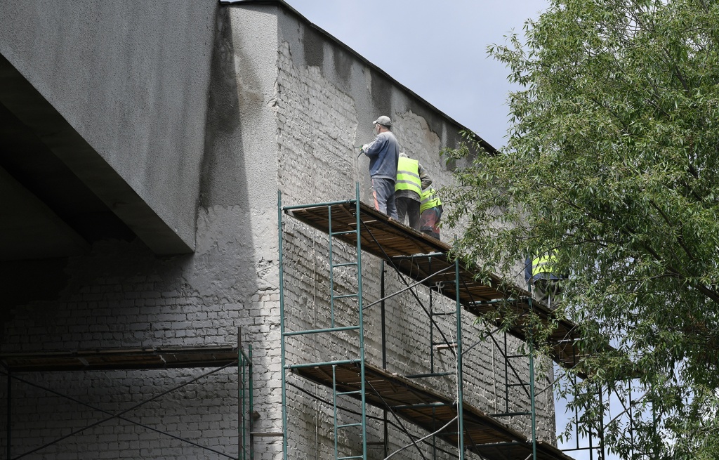В Твери начали ремонтировать фасад театра кукол. К открытию 80-го сезона ему также подлатают крышу 