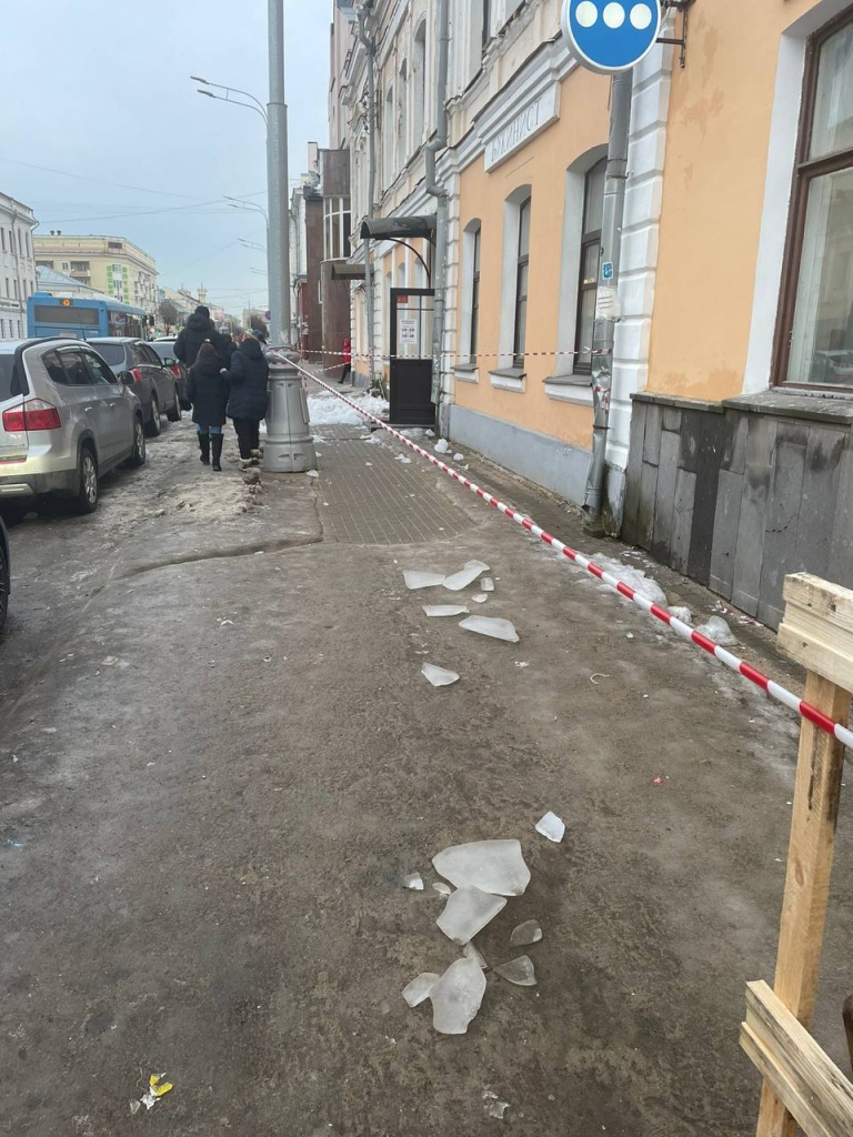 В Твери женщина попала в больницу из-за упавшего на нее льда с крыши дома на улице Новоторжской 