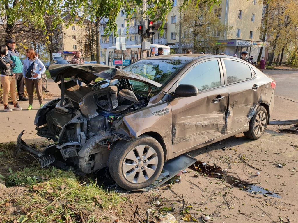 В Тверской области ВАЗ столкнулся с иномаркой. Пострадал пешеход