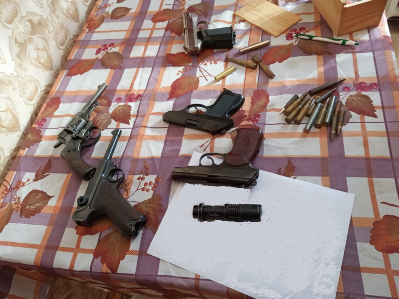 В Твери на улице Новикова полицейские обнаружили склад оружия