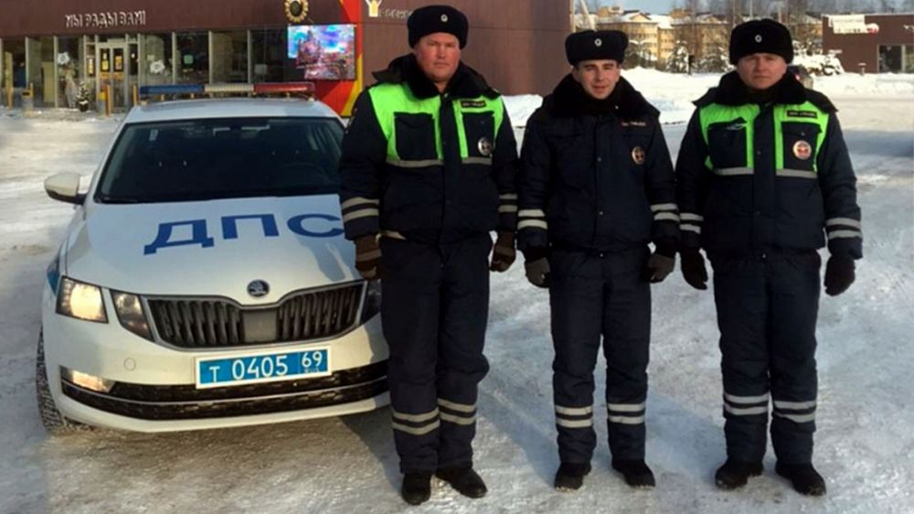 В Тверской области сотрудники ДПС спасли заправку от пожара