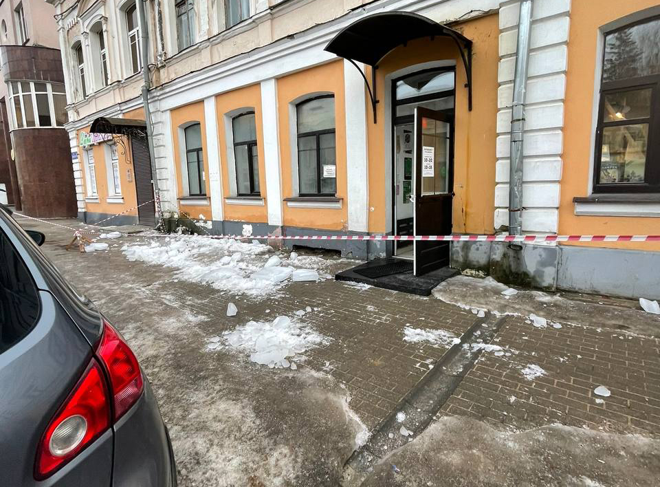 В Твери женщина попала в больницу из-за упавшего на нее льда с крыши дома на улице Новоторжской 