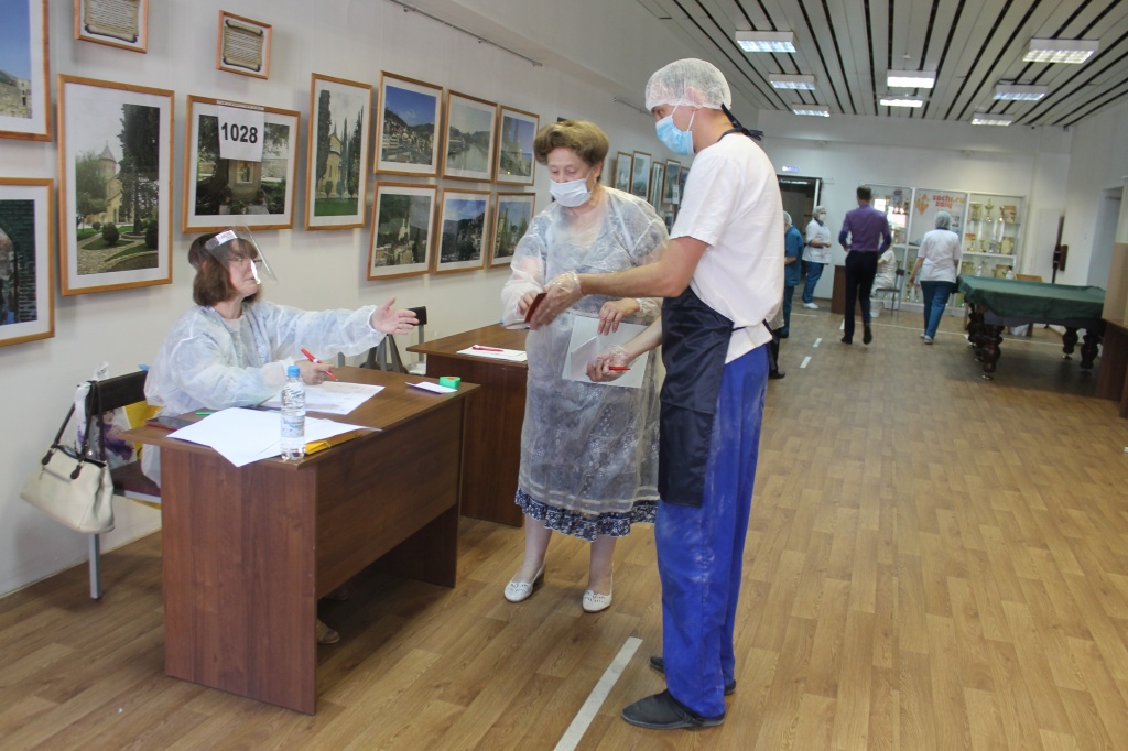 В Твери работники голосуют по Конституции на производстве