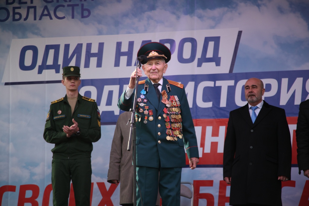 Участников митинга приветствует ветеран ВОВ Иван Евгеньевич Кладкевич