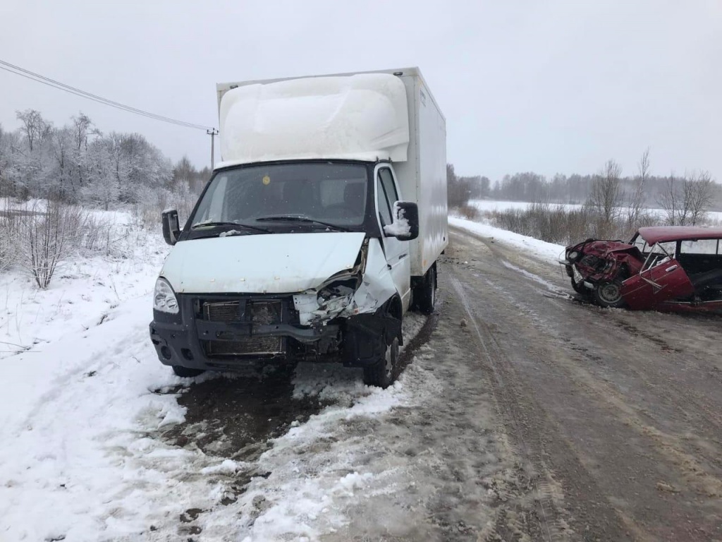 В Тверской области в ДТП с «Газелью» водитель «шестёрки» получил открытый перелом ноги