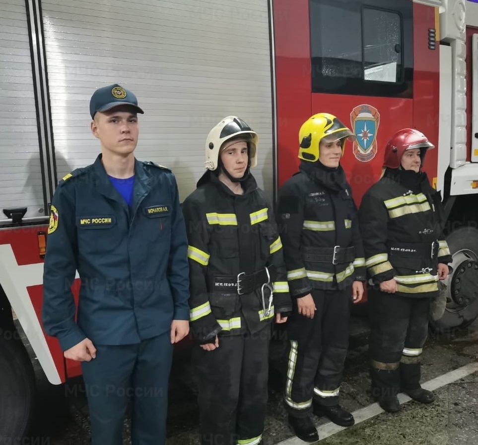 В Твери на улице Фадеева пожарные спасли из огня женщину