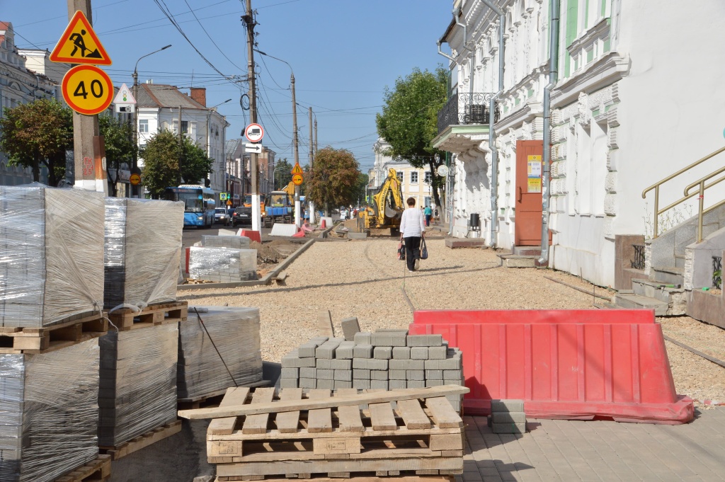 В Твери начали укладывать брусчатку на тротуарах по улице Новоторжская
