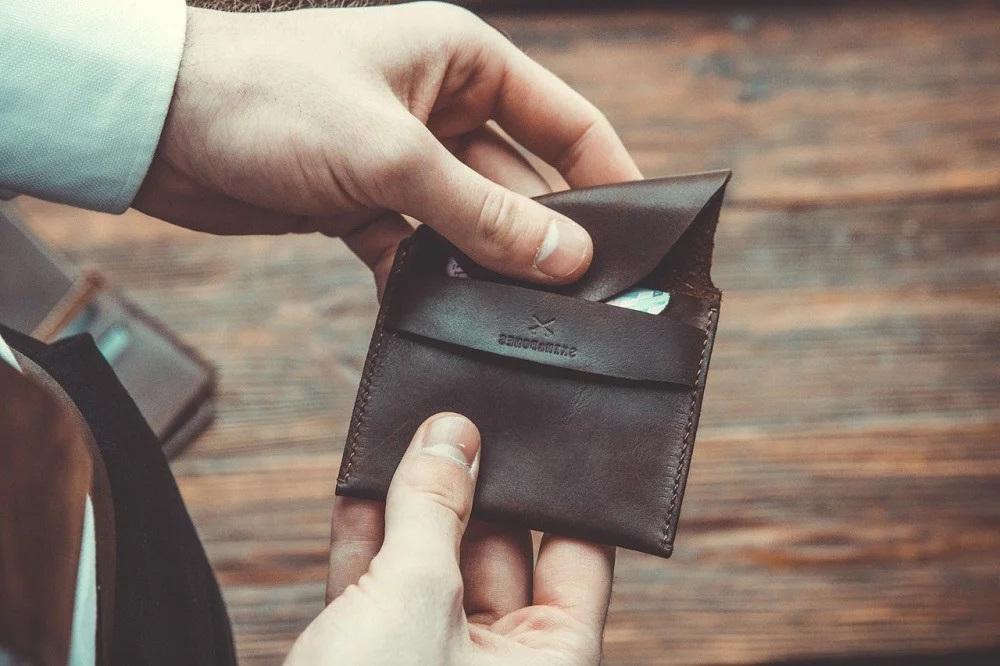 В Тверской области из магазина одежды мужчина вынес чужой кошелек с деньгами 