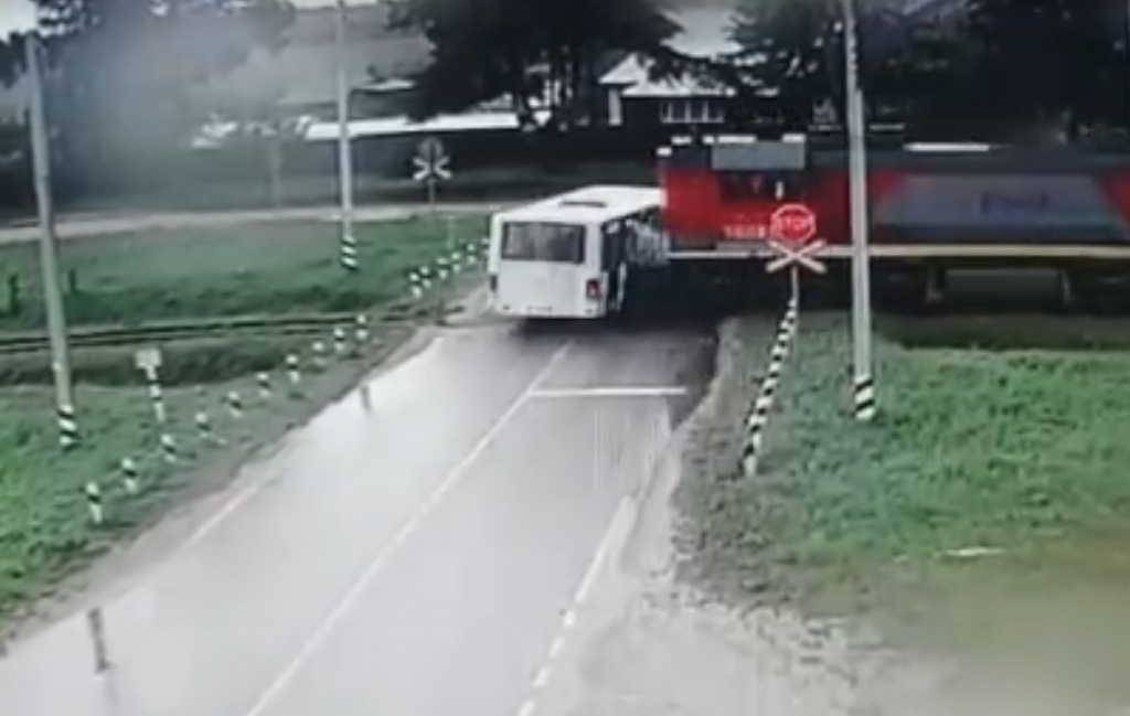 В Тверской области поезд столкнулся с автобусом